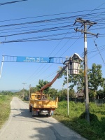 🚧กองช่างออกติดตั้งซ่อมแซมโคมไฟฟ้าสาธารณะที่ชำรุดเสียหายบ้านดอน ...